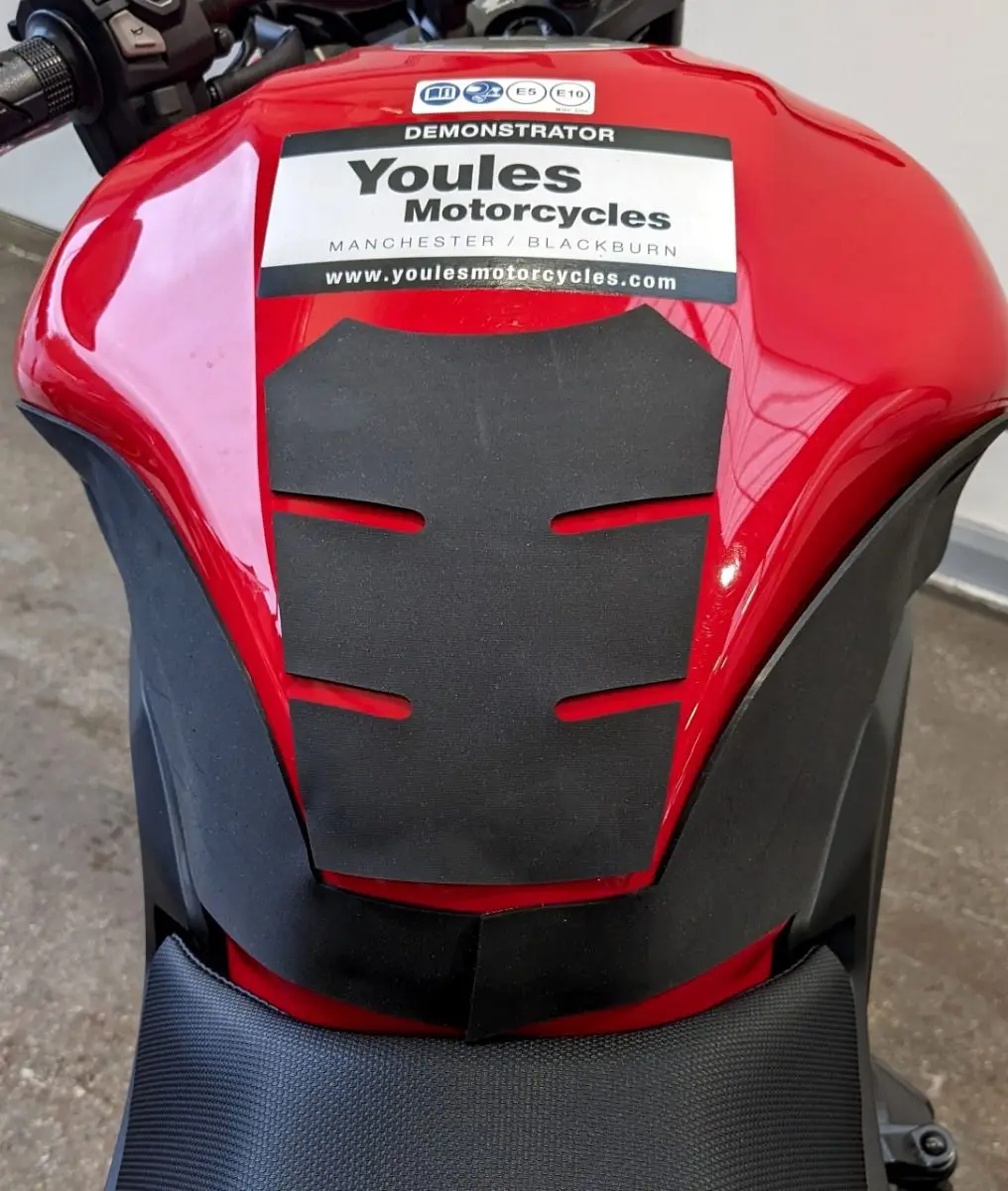 Eazi-Grip Motorcycle Wrap Around Tank Grips Honda CB500F / CBR500R 2019-2023 6 Eazi-Grip Motorcycle Wrap Around Tank Grips Honda CB500F / CBR500R 2019-2023 - Image 4