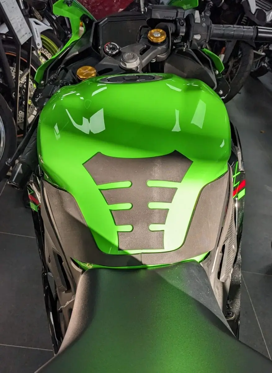 Eazi-Grip Motorcycle Wrap Around Tank Grips Kawasaki ZX-4RR 2023- 6 Eazi-Grip Motorcycle Wrap Around Tank Grips Kawasaki ZX-4RR 2023- - Image 4