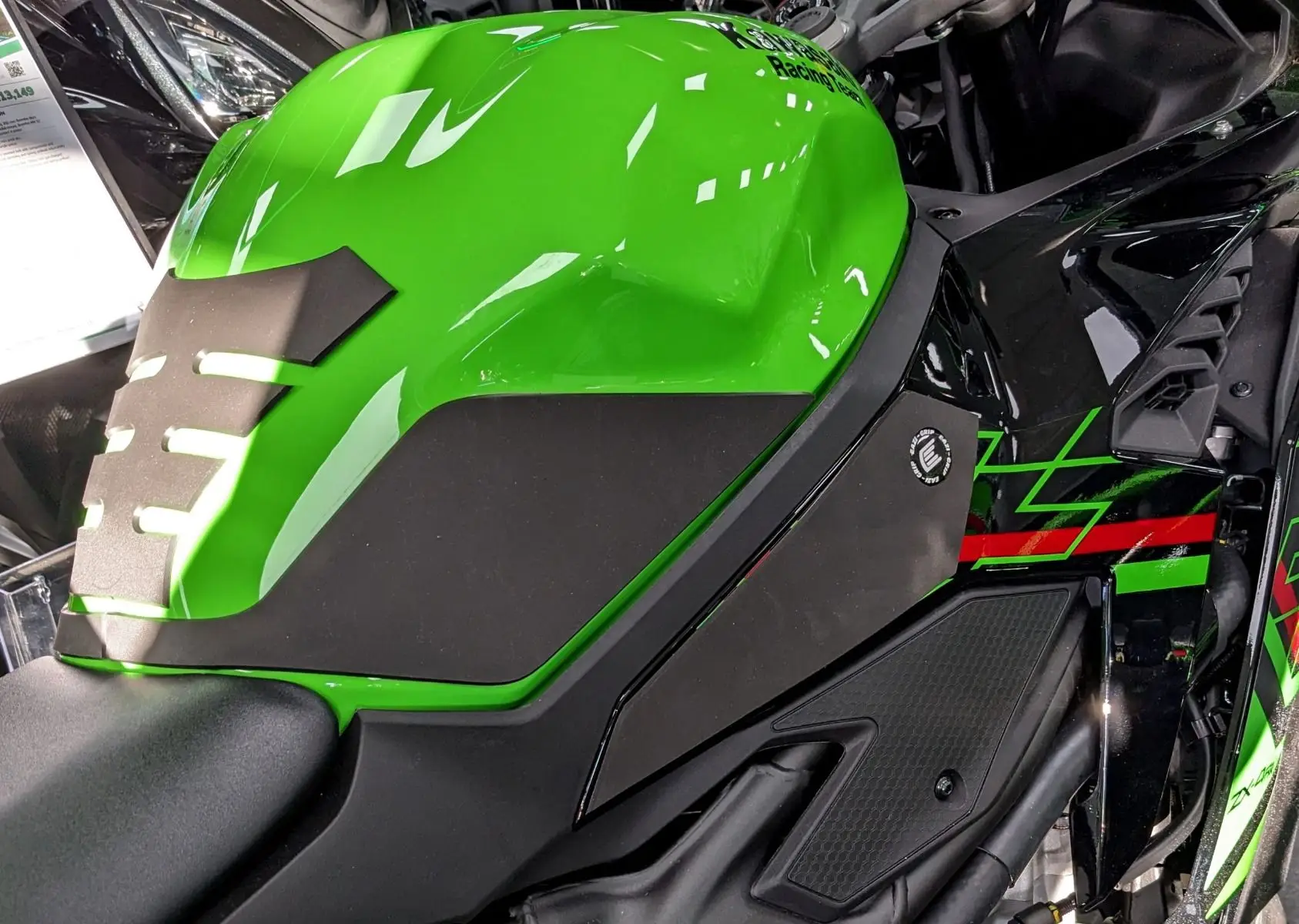 Eazi-Grip Motorcycle Wrap Around Tank Grips Kawasaki ZX-4RR 2023- 5 Eazi-Grip Motorcycle Wrap Around Tank Grips Kawasaki ZX-4RR 2023- - Image 3