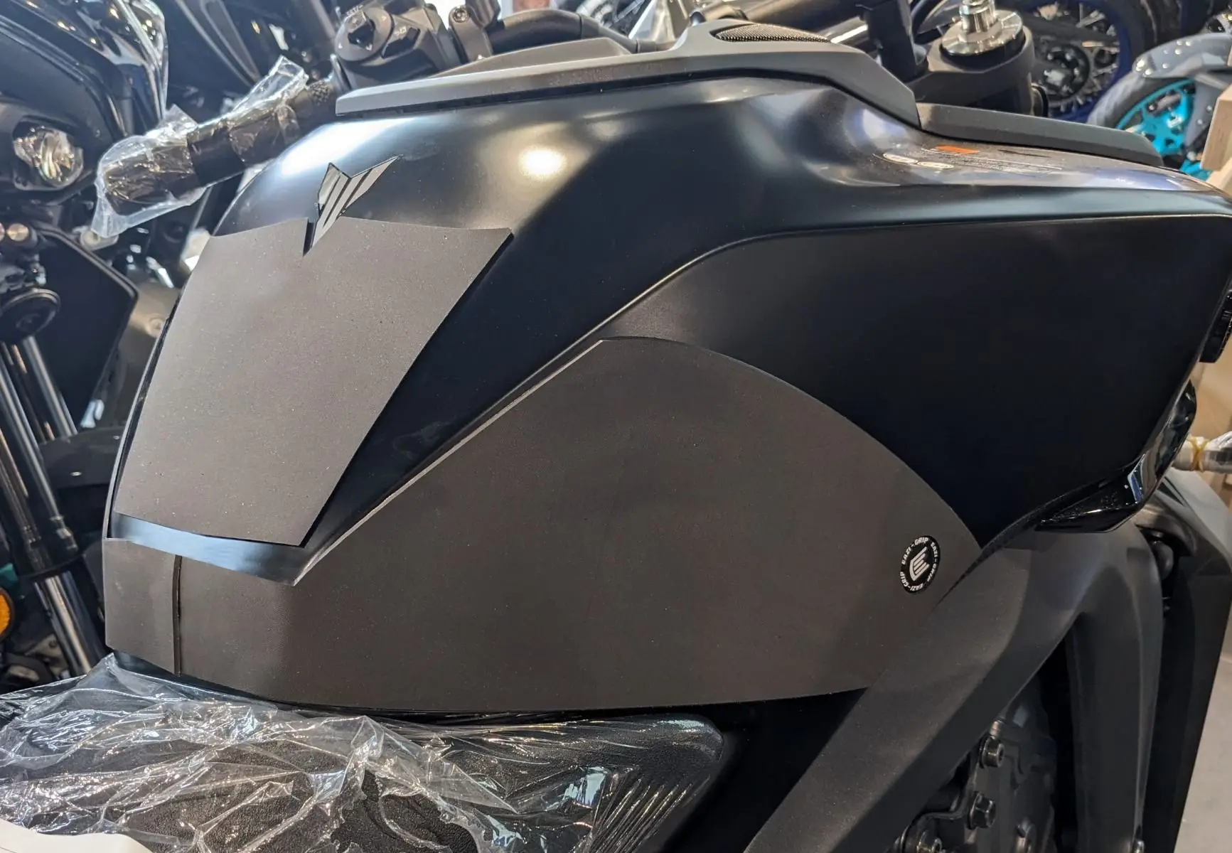 Eazi-Grip Motorcycle Wrap Around Tank Grips Yamaha MT-09 2024- 5 Eazi-Grip Motorcycle Wrap Around Tank Grips Yamaha MT-09 2024- - Image 3