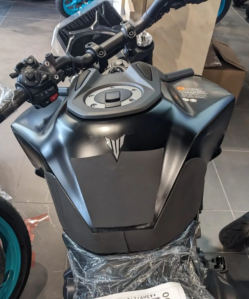 Eazi-Grip Motorcycle Wrap Around Tank Grips Yamaha MT-09 2024- 6 Eazi-Grip Motorcycle Wrap Around Tank Grips Yamaha MT-09 2024- - Image 4